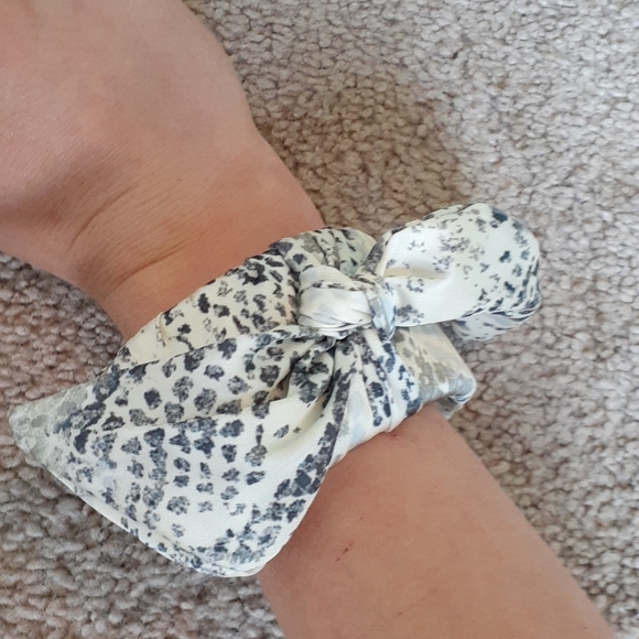 Bow bracelet thing - Picture 3 of 3